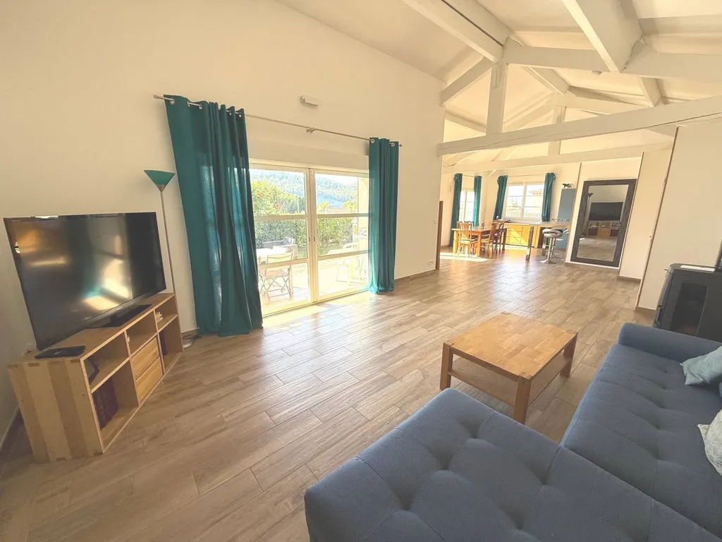 Salon spacieux, ambiance chaleureuse