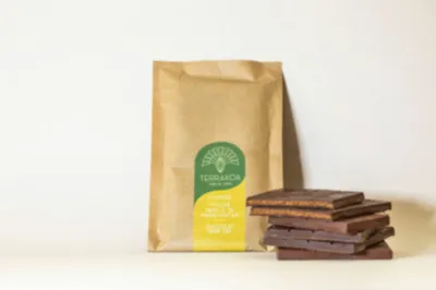 Une tablette au cœur fondant de praliné vanille enveloppée d’un chocolat noir intense, l’alliance entre puissance et raffinement