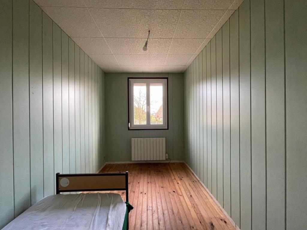 COMPRENANT UNE SALLE DE BAIN AVEC BAIGNOIRE