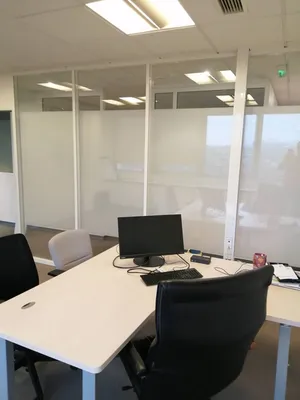 Pose de films occultant dépoli en entreprise sur Toulon 83