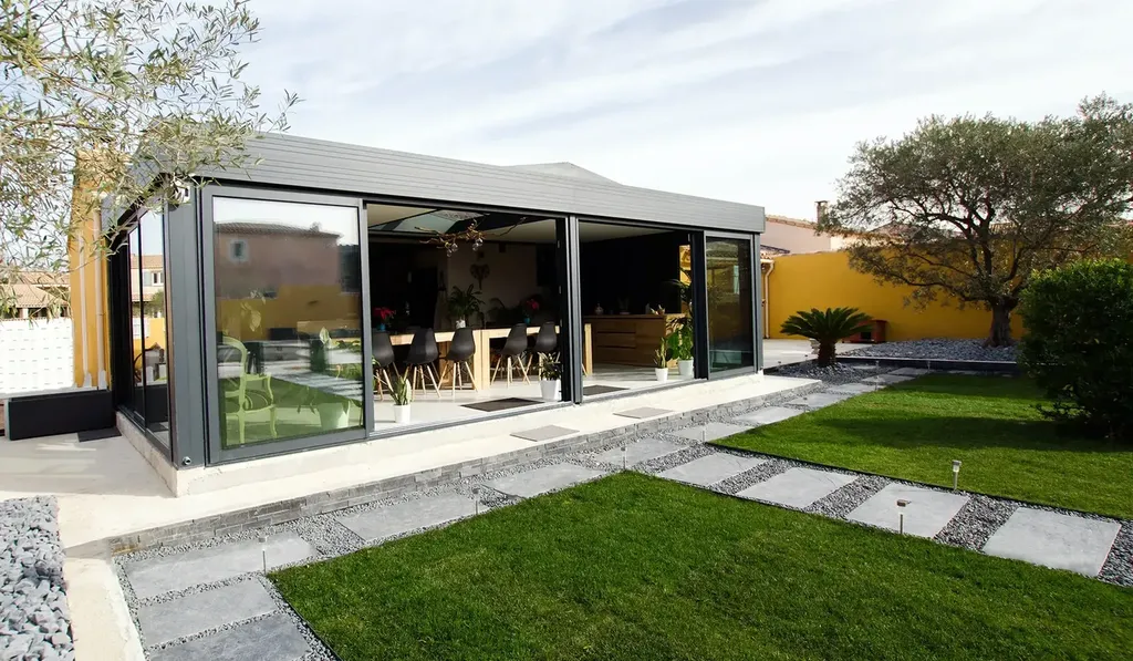 Extension de maison à toit plat en aluminium sur la Côte d’Azur et dans le Var