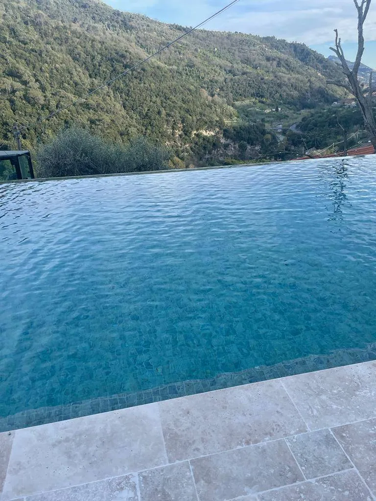 PISCINE EN PIERRE DE BALI - MOSAÏQUE BALI STONE