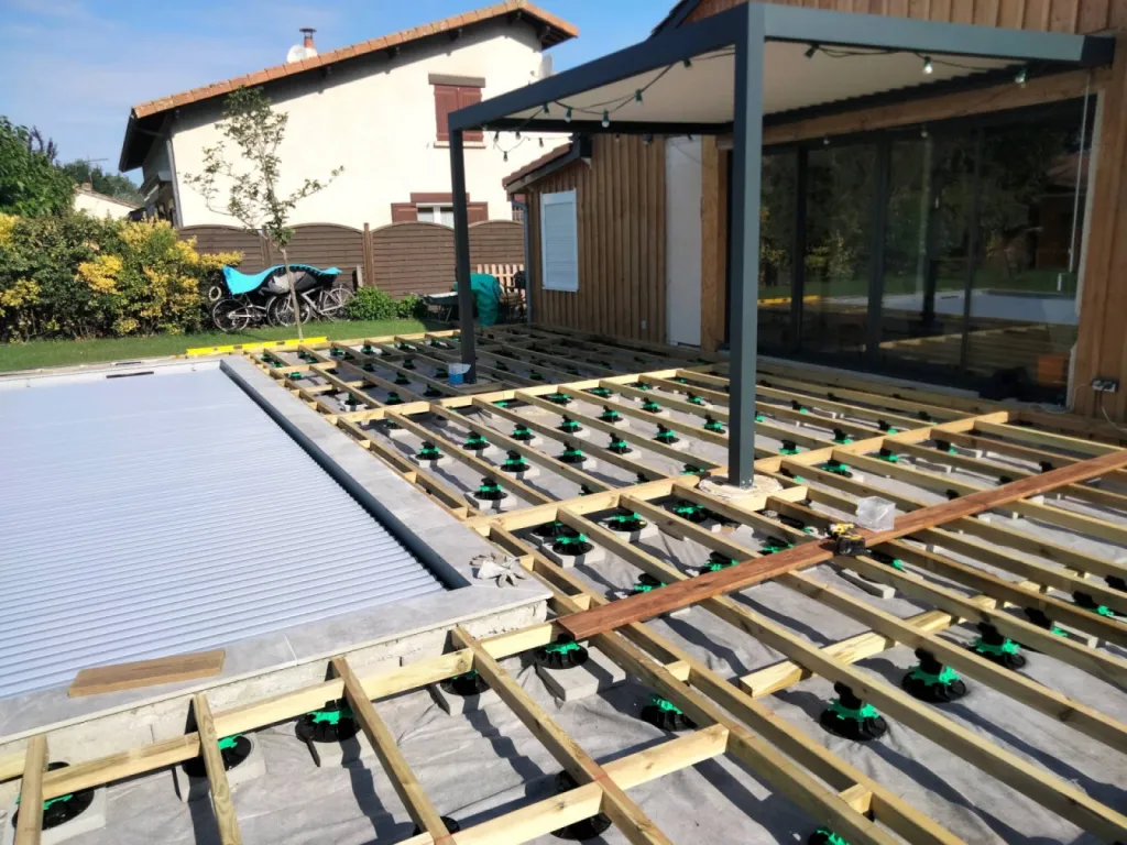 calepinage des lambourdes sur un chantier de terrasse à Gujan Mestras sur le sud bassin