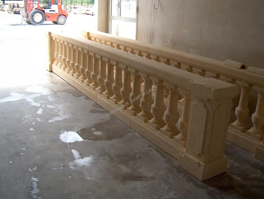 Balustrade en pierre blanche d'Estaillades