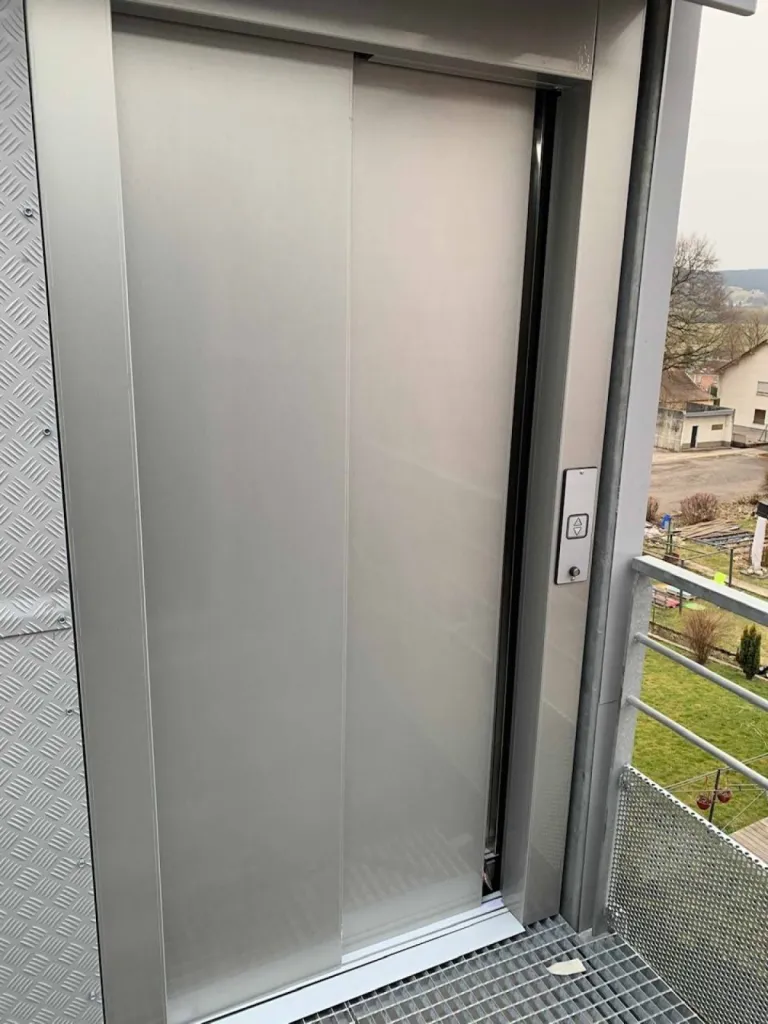 Installation en extérieur d'un élévateur vertical électrique 3 niveaux avec portes telescopiques et course de 9 mètres en Avignon