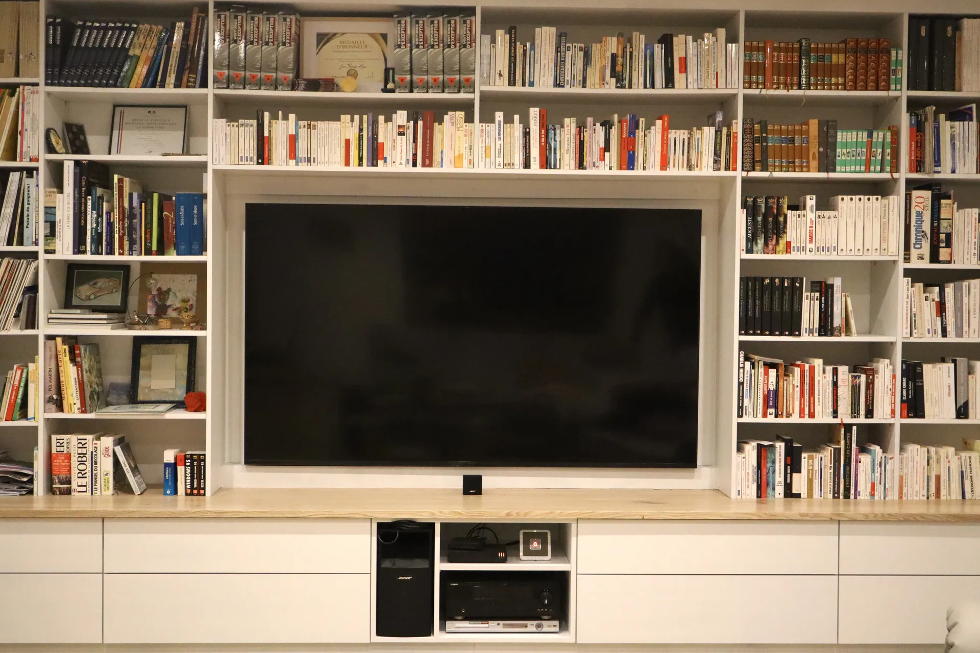 Un meuble TV sur mesure intégré à une biblio-cinémathèque contemporaine pensée pour un espace culturel en Ardèche