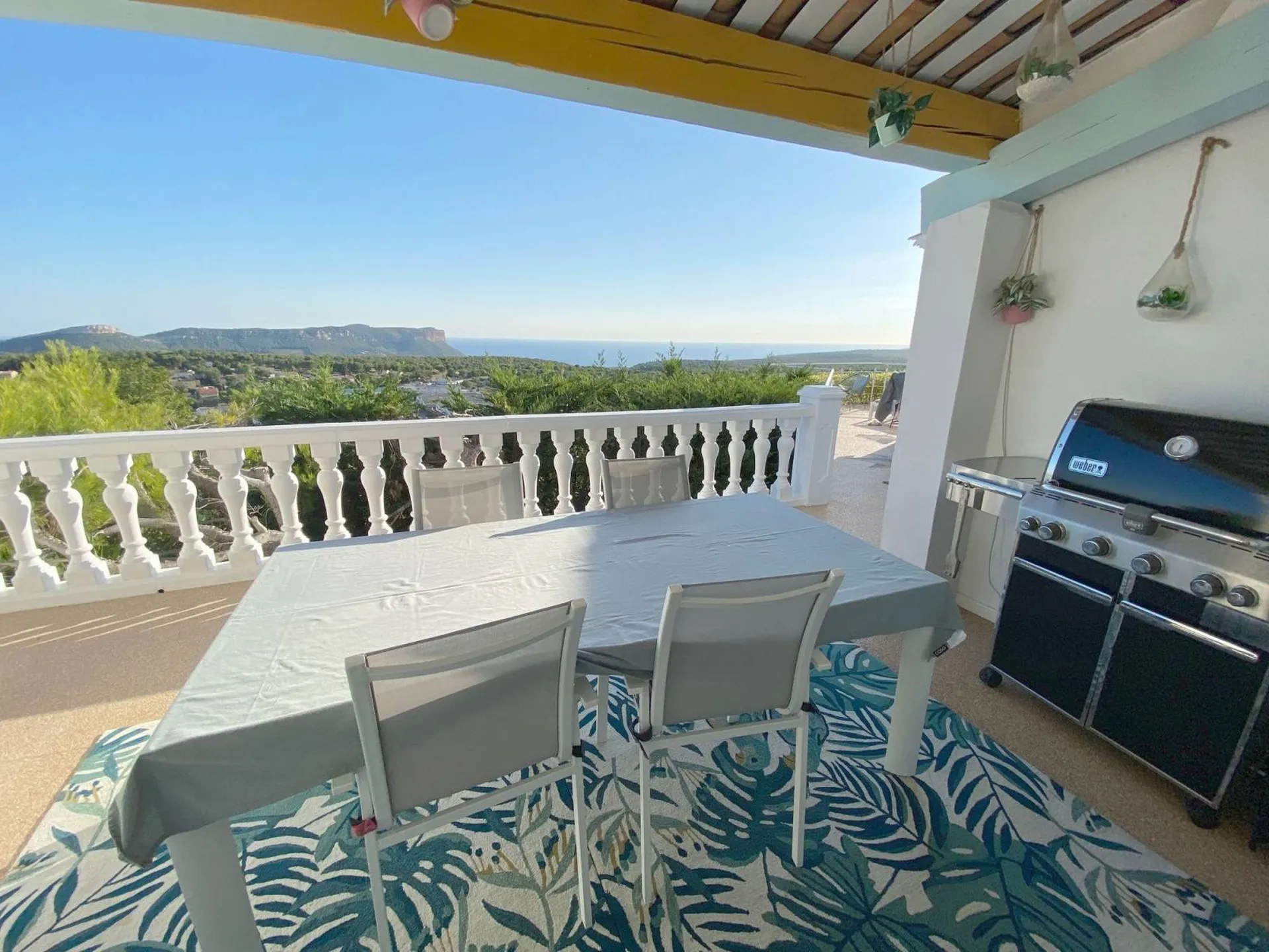 carnoux vente maison au calme, piscine, petite vue mer