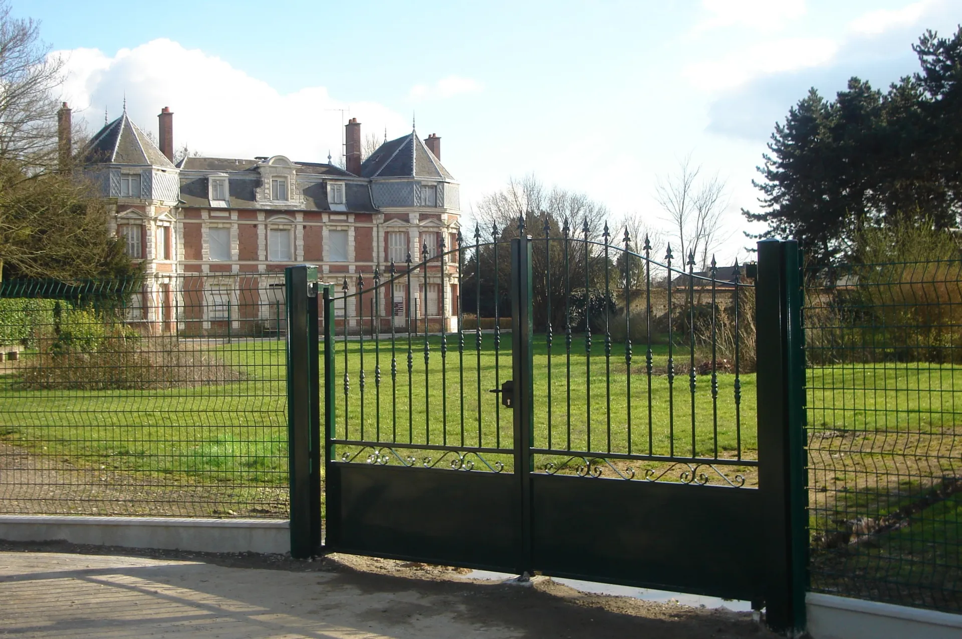 Fermeture d'un parc avec portail métallique