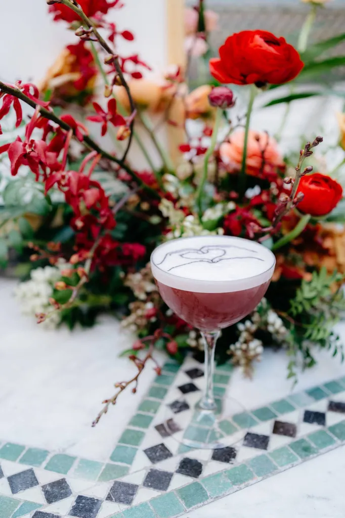 Cocktails signature préparés par un barman événementiel près de Lyon