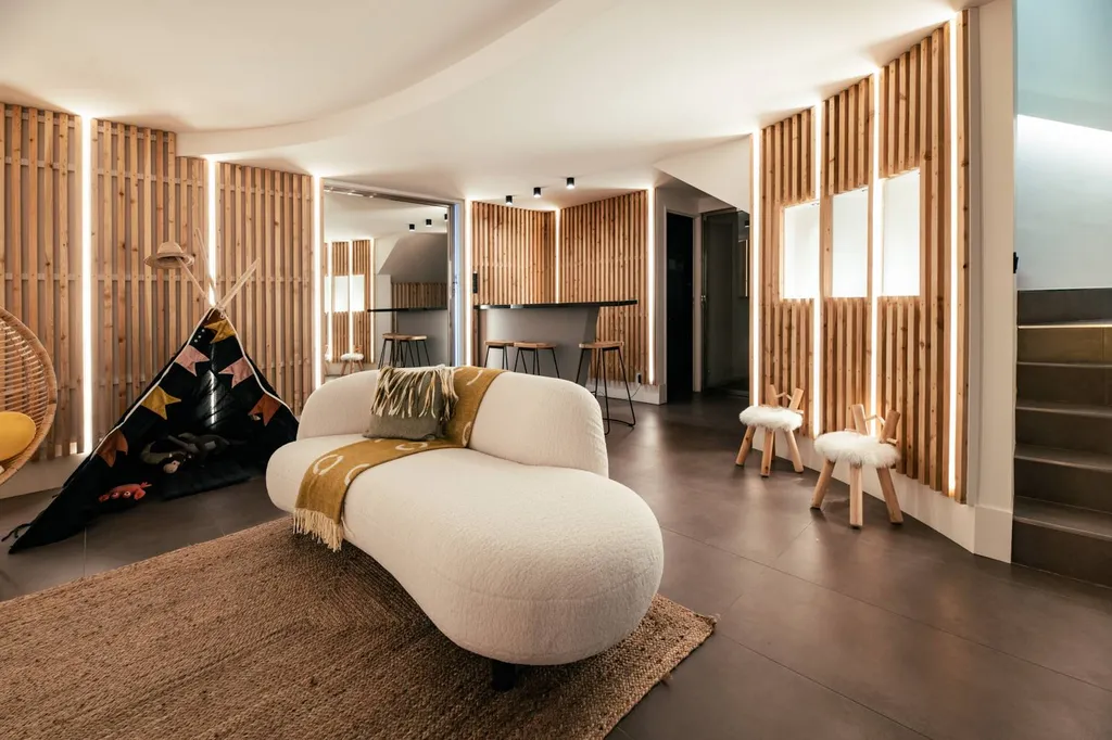 Aménagement sur mesure d'une salle de repos avec des tasseaux en bois par Probatis 