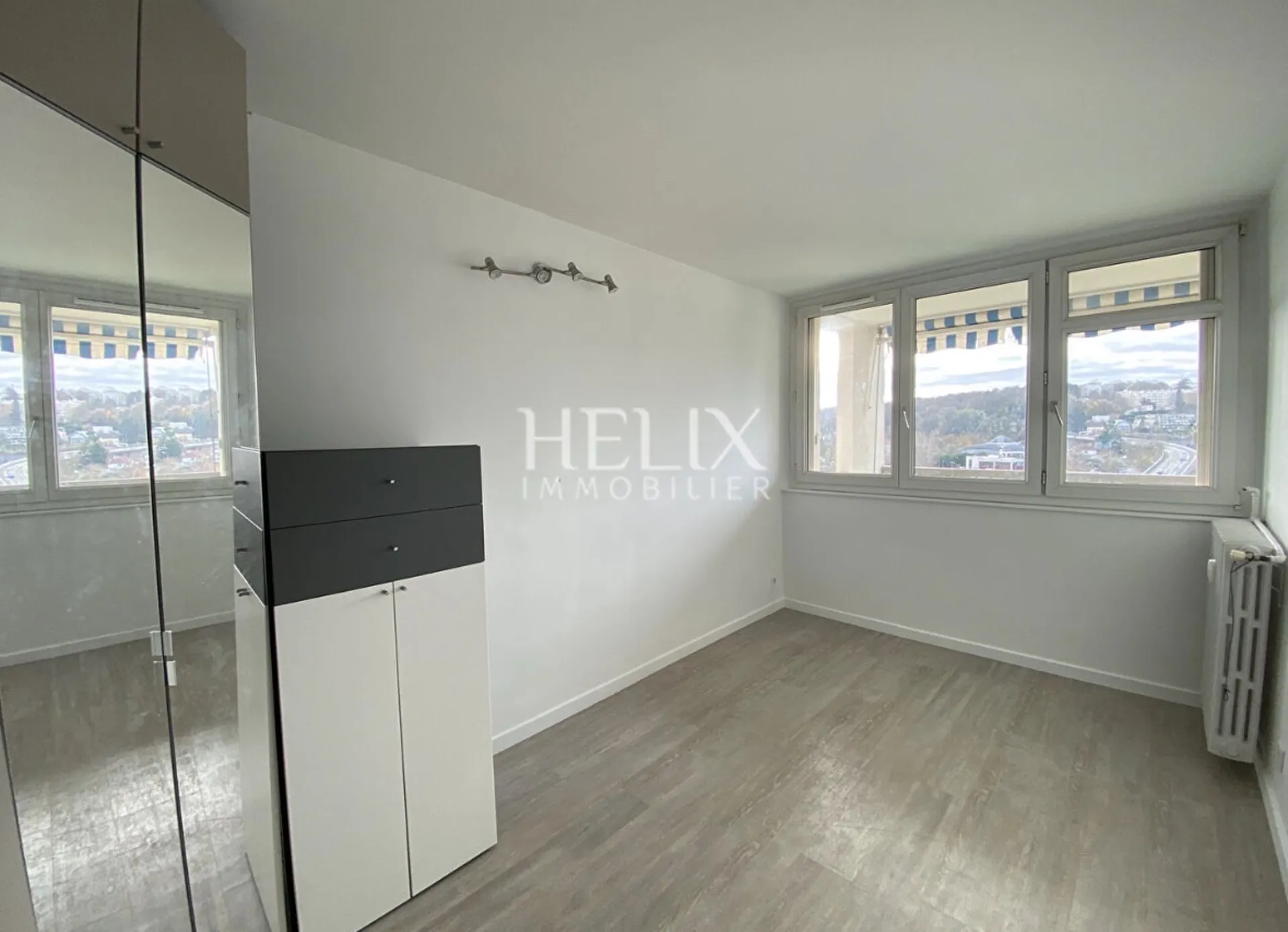 Le Pecq – Charles de Gaulle : 5 pièces traversant au dernier étage, loggia plein sud, vue dégagée