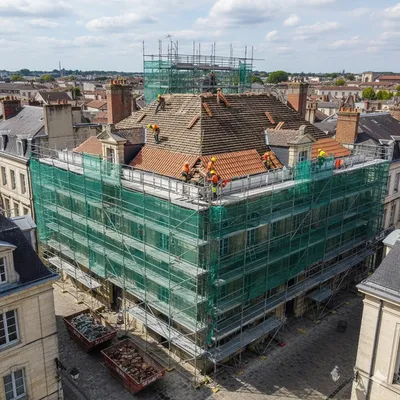 Rénovation d'une toiture traditionnelle en tuiles dans le centre historique de Libourne, illustrant l'ampleur des travaux.
