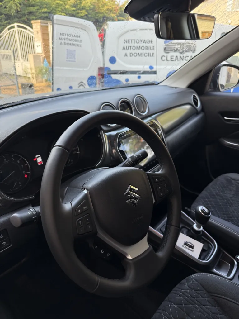 Nettoyage intérieur approfondi et professionnel d’une Suzuki , incluant aspiration, injecteur-extracteur et soin spécifique des matériaux à Saint-Cyprien