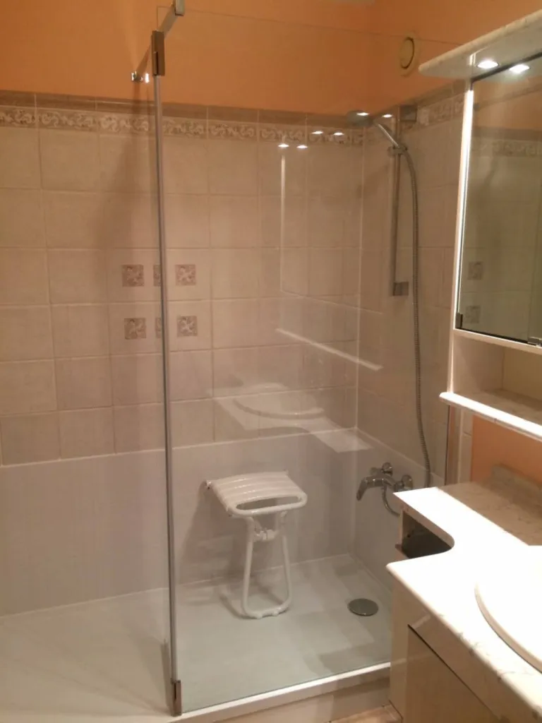 Remplacement baignoire par douche sécurisée pour indépendance des seniors