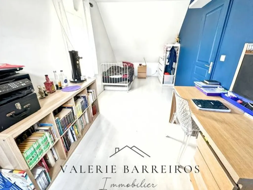 A saisir pavillon contemporain de 125 m² édifiée sur 1211 m² de terrain sur la commune de LA SAUSSAYE 27370