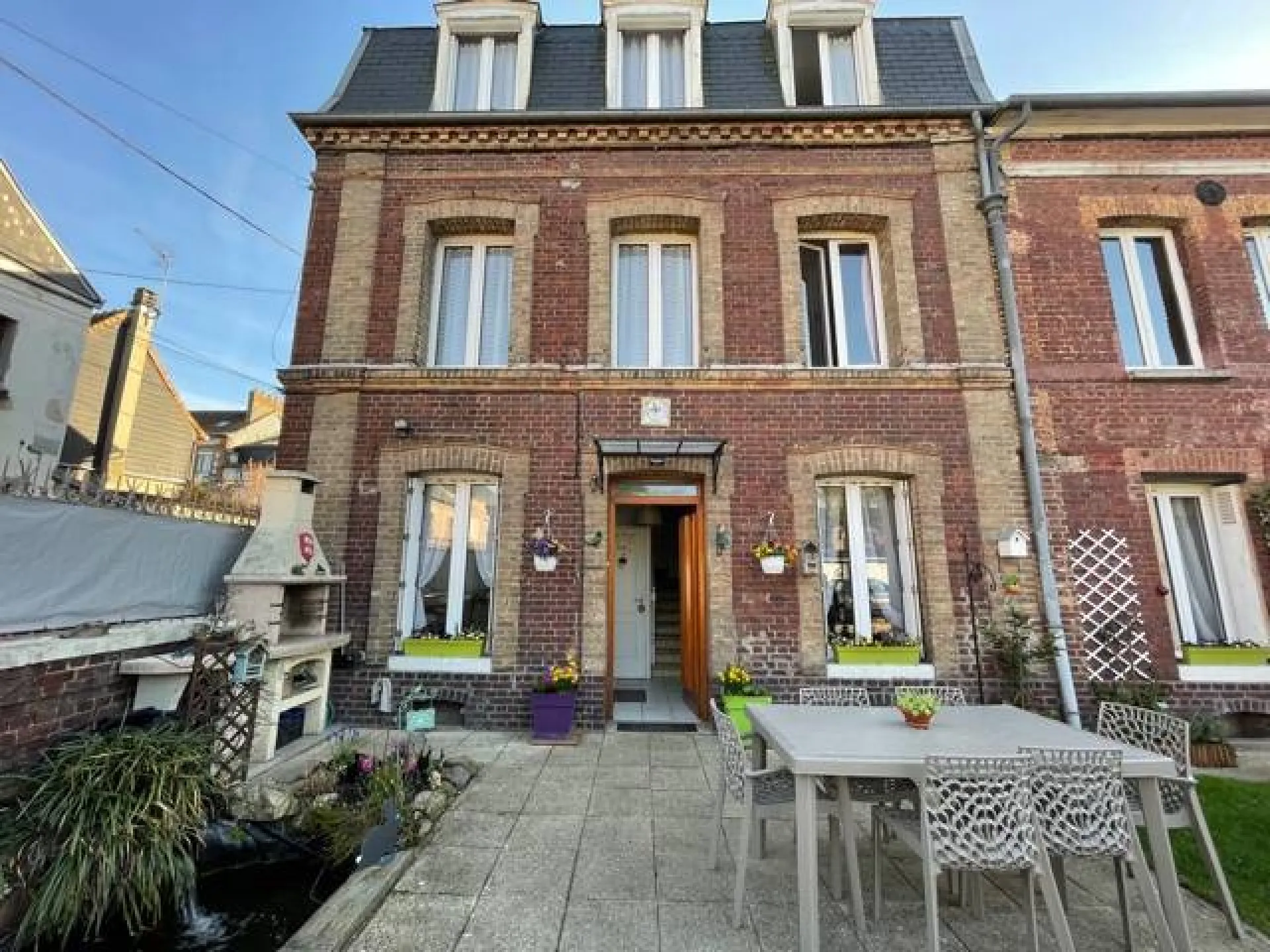 A acheter ensemble immobilier avec un immeuble de 3 appartements, une maison et 8 garages sur un terrain de 700m² sur la commune de CAUDEBEC LES ELBEUF 76320