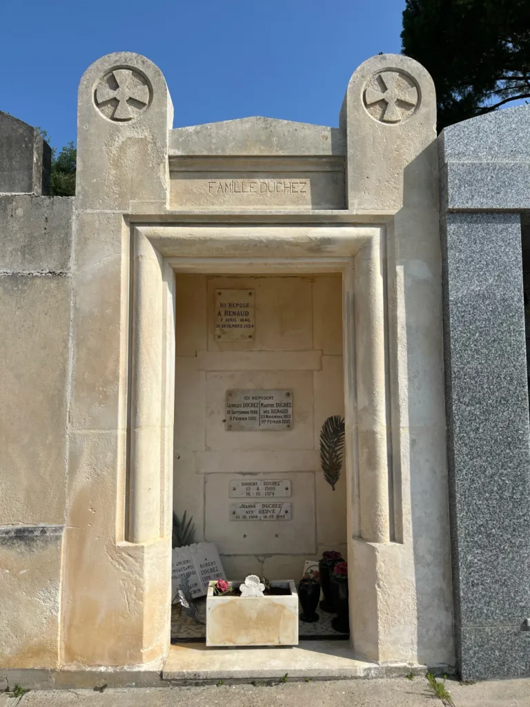 Rénovation de chapelle funéraire ou caveau familial en pierre avec restauration à l’identique à Arcachon