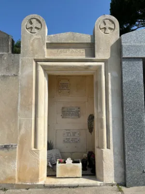 Rénovation de chapelle funéraire ou caveau familial en pierre avec restauration à l’identique à Arcachon