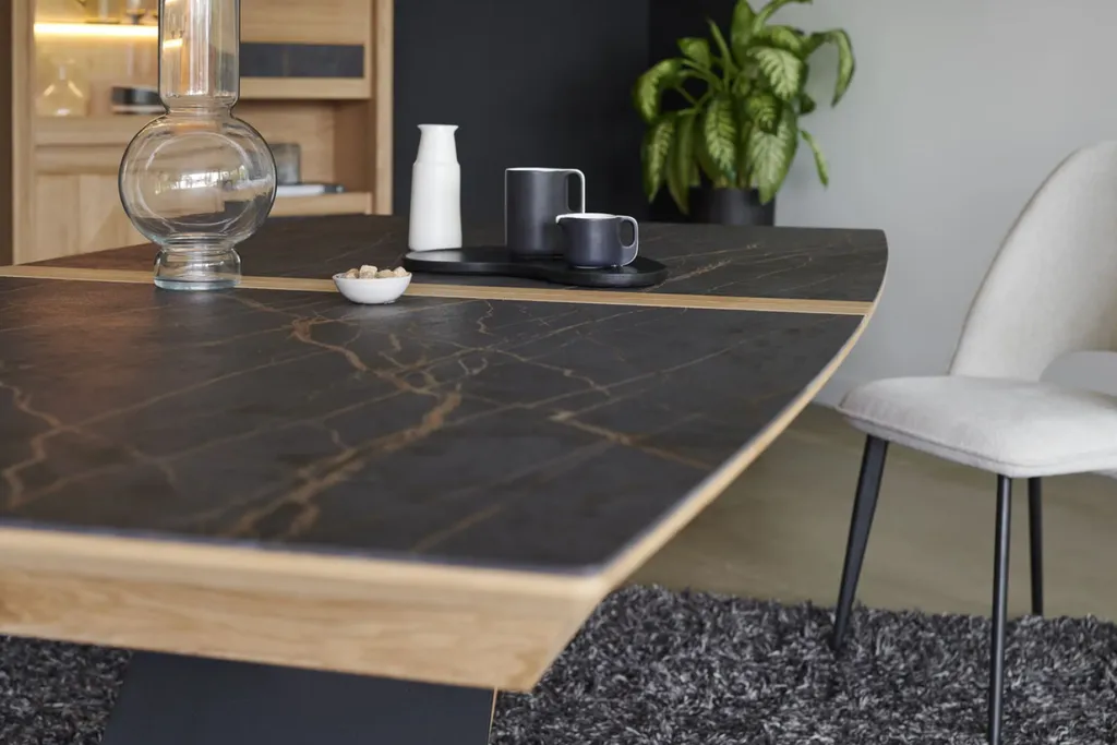 Vente d'une salle à manger complète en bois rehaussée de céramique dekton, DELTA