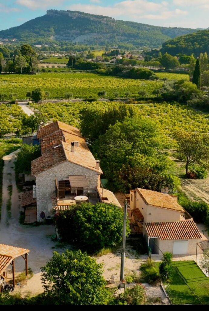 Cassis   - Dans les vignes, bâtisse comprenant plusieurs habitations distinctes