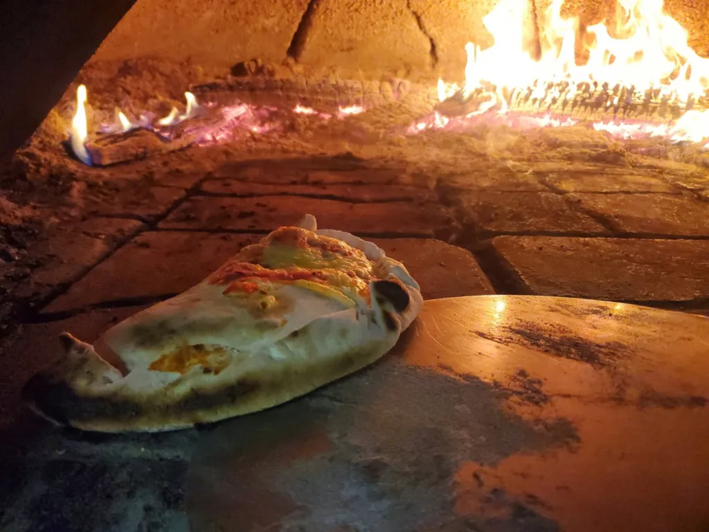 pizza et chausson au  feu de bois