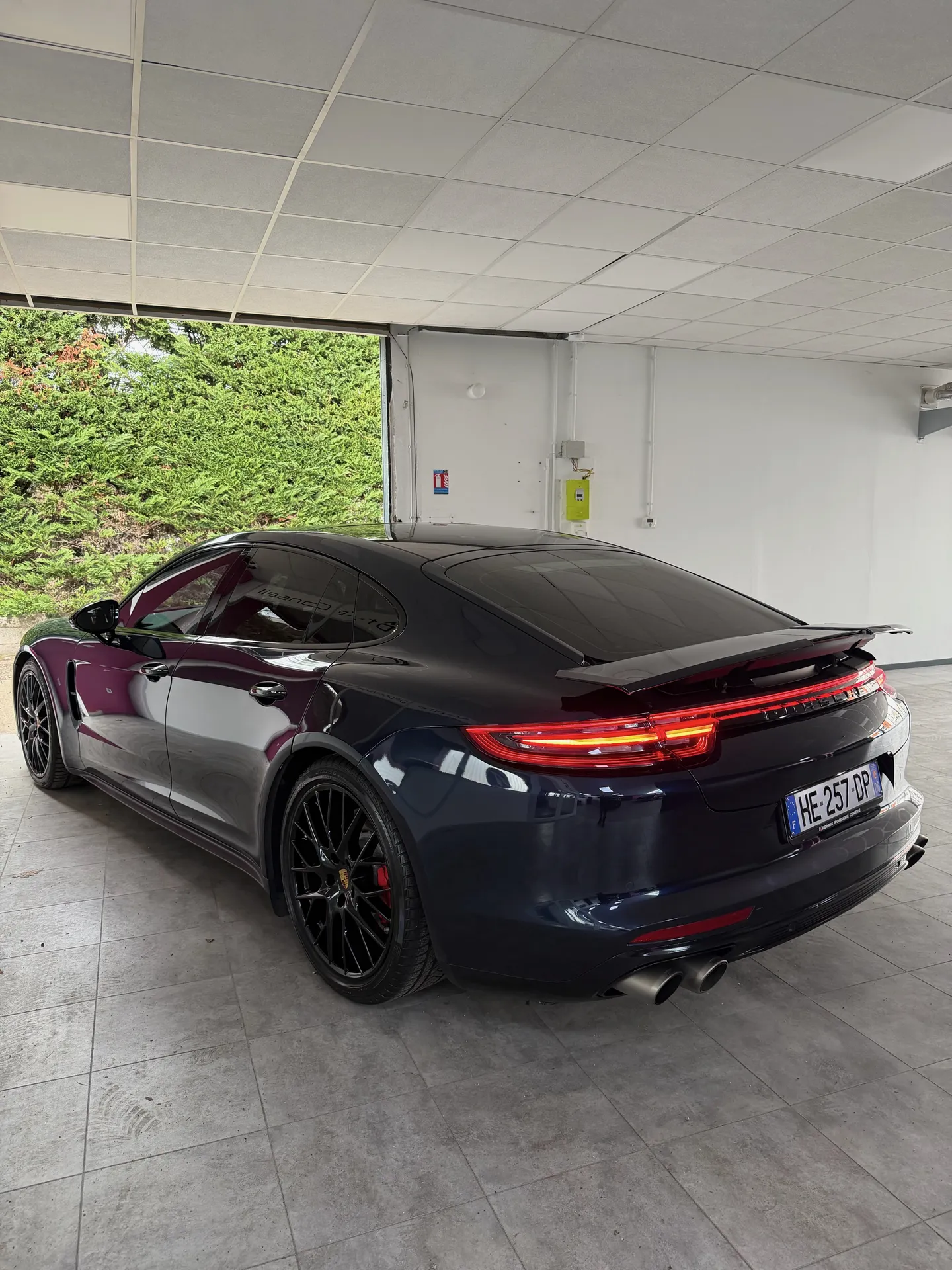 Service premium de nettoyage intérieur et extérieur à Veauche pour Porsche Panamera Turbo avec soin esthétique avancé et finition irréprochable