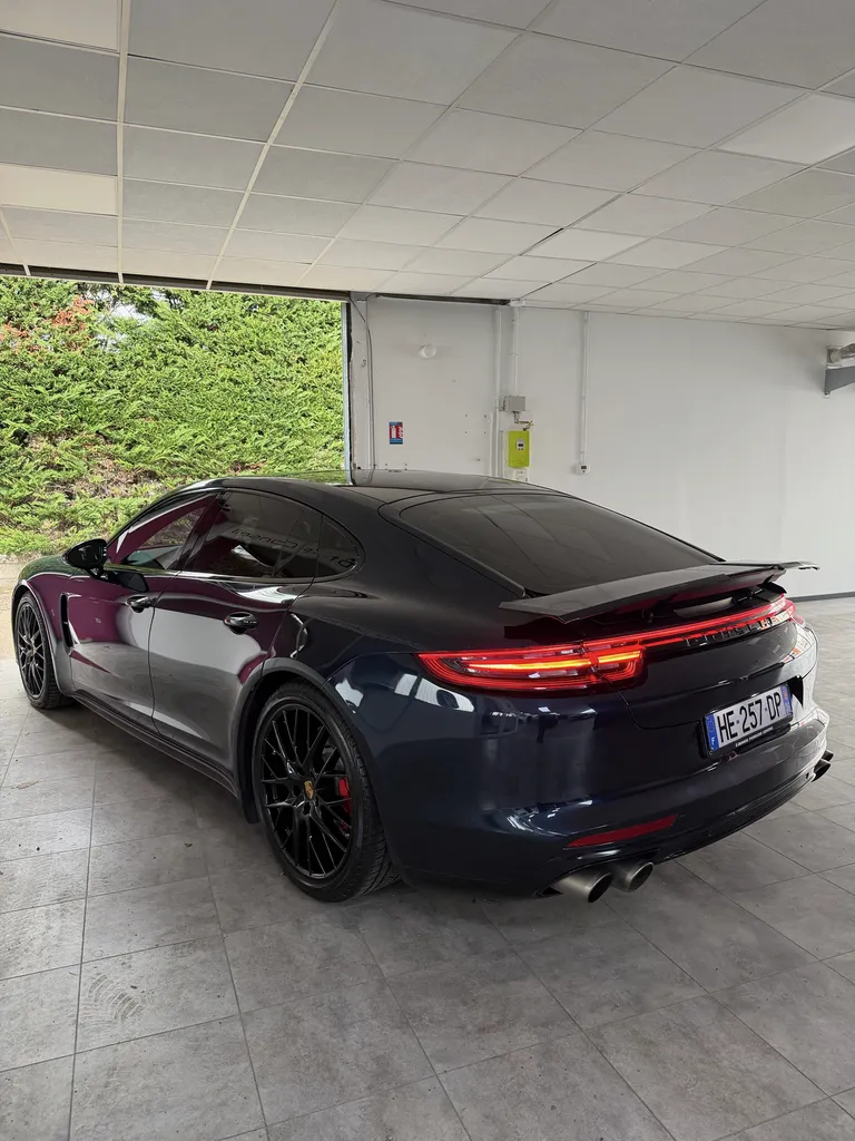 Service premium de nettoyage intérieur et extérieur à Veauche pour Porsche Panamera Turbo avec soin esthétique avancé et finition irréprochable