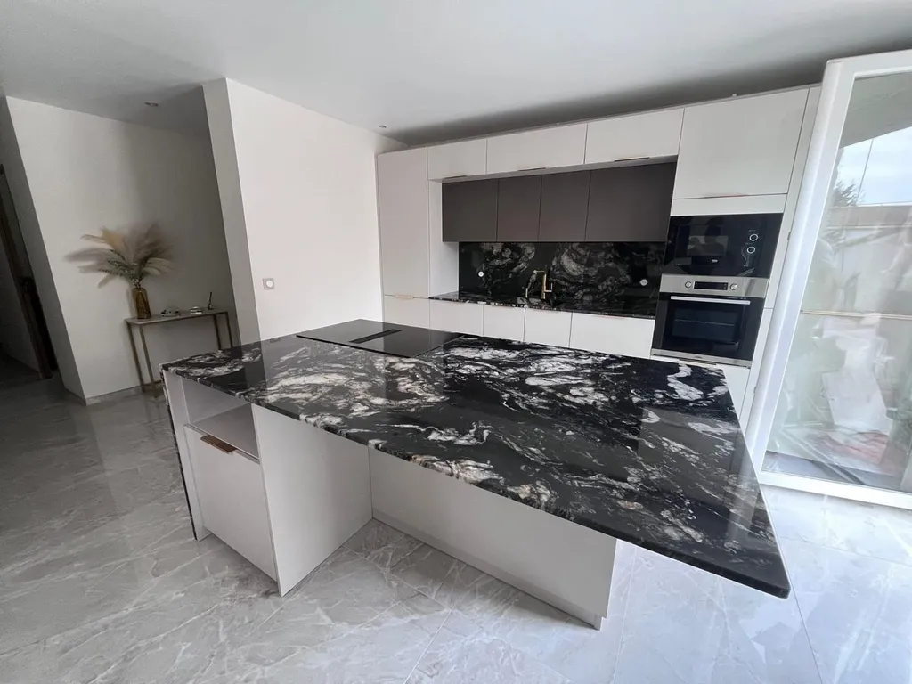 Réalisation et pose de plan de travail en quartzite African fusion