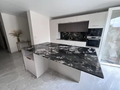 Réalisation et pose de plan de travail en quartzite African fusion
