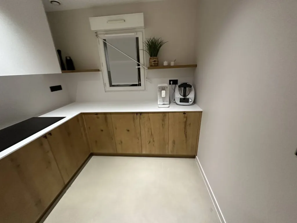 Fabrication et pose d'un plan de travail, évier et crédence en CORIAN dans une cuisine à Saint Médard en Jalles (33160)