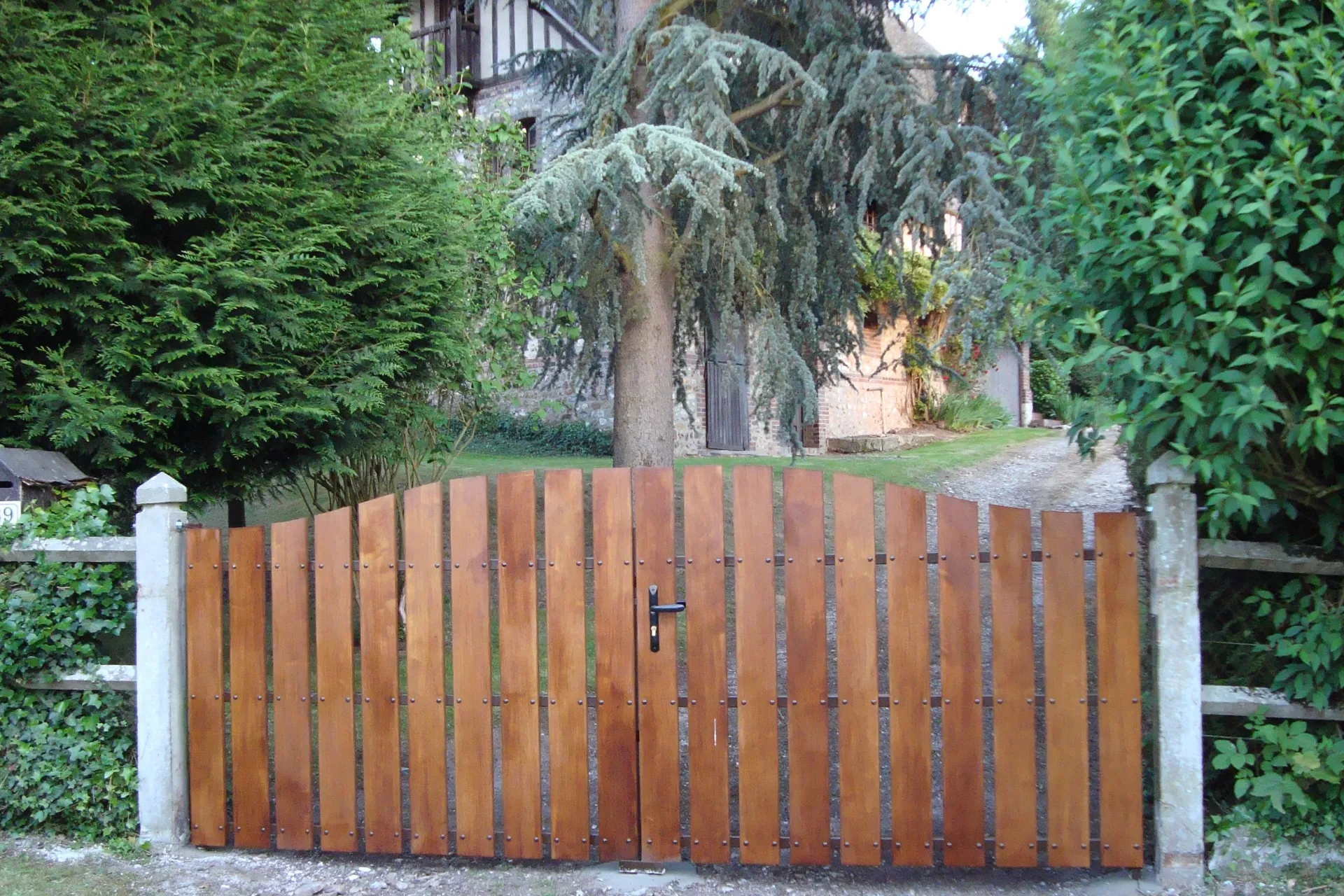 Installation de Portail en bois exotique, Portillon coordonné et Clôtures de jardin au Havre et sa région ou agglomération en Seine-Maritime 76