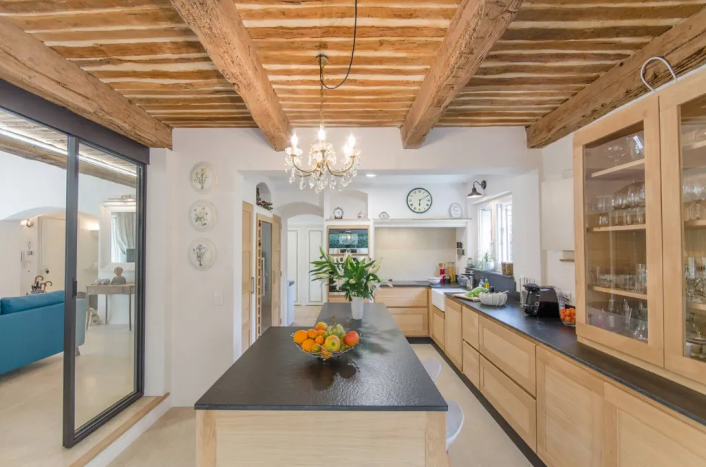Création d'une cuisine de famille en chêne et granit dans le Vaucluse  Rénovation complète d'une villa