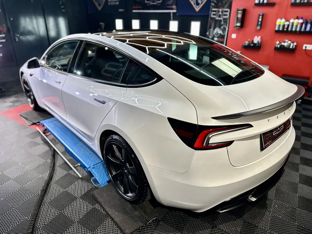 spécialiste du DETAILING sur Lyon Traitement céramique Tesla model 3 