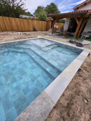 Constructeur de piscine traditionnelle sur mesure et sur le Val de l'Eyre