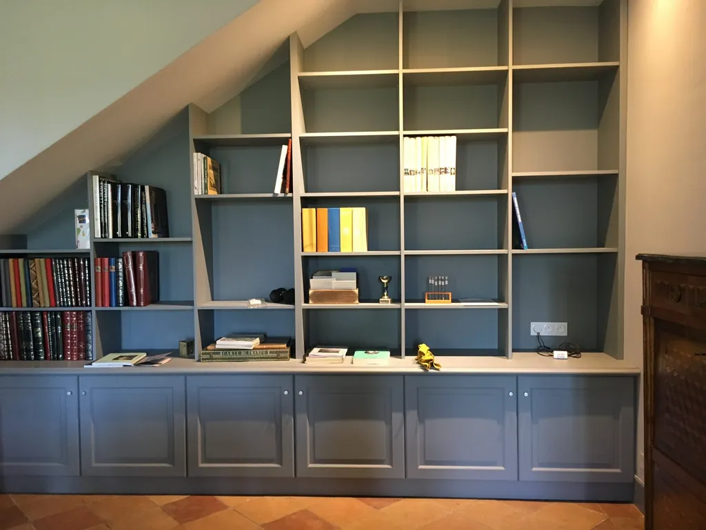 Bibliothèque sur mesure sous escalier dans le Gers : optimisation élégante des espaces avec une fabrication artisanale personnalisée
