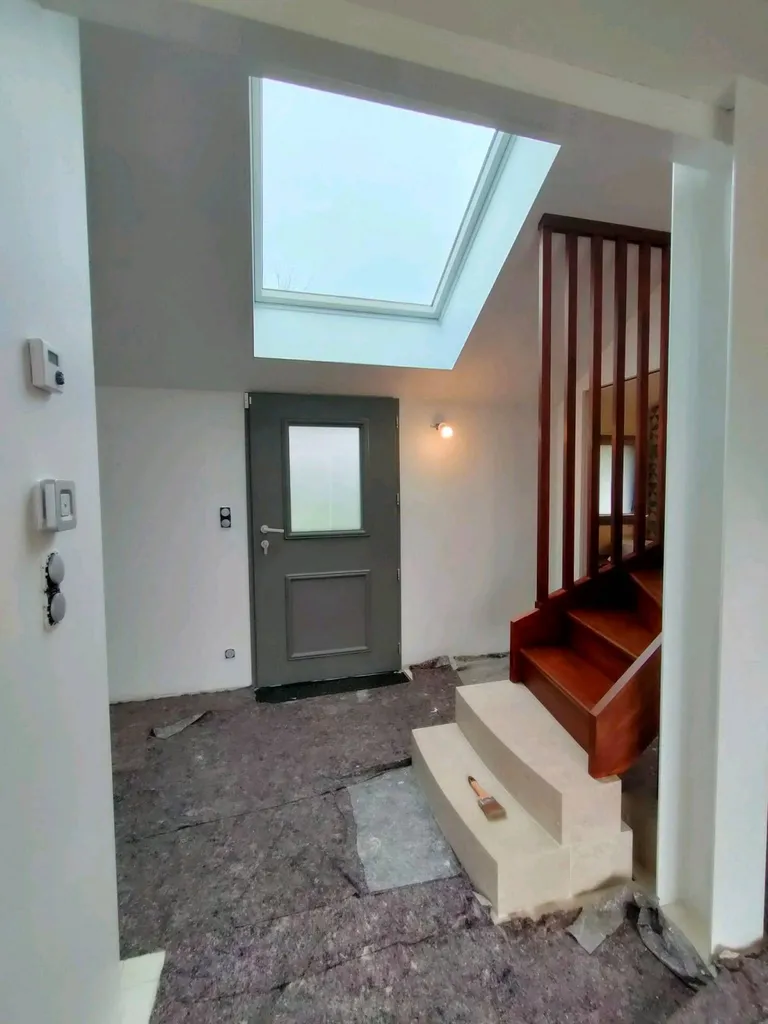 Application enduit projeté airless et mise en peinture d'un pavillon entièrement rénové avec le respect des normes environnementales autour de Pont Audemer 