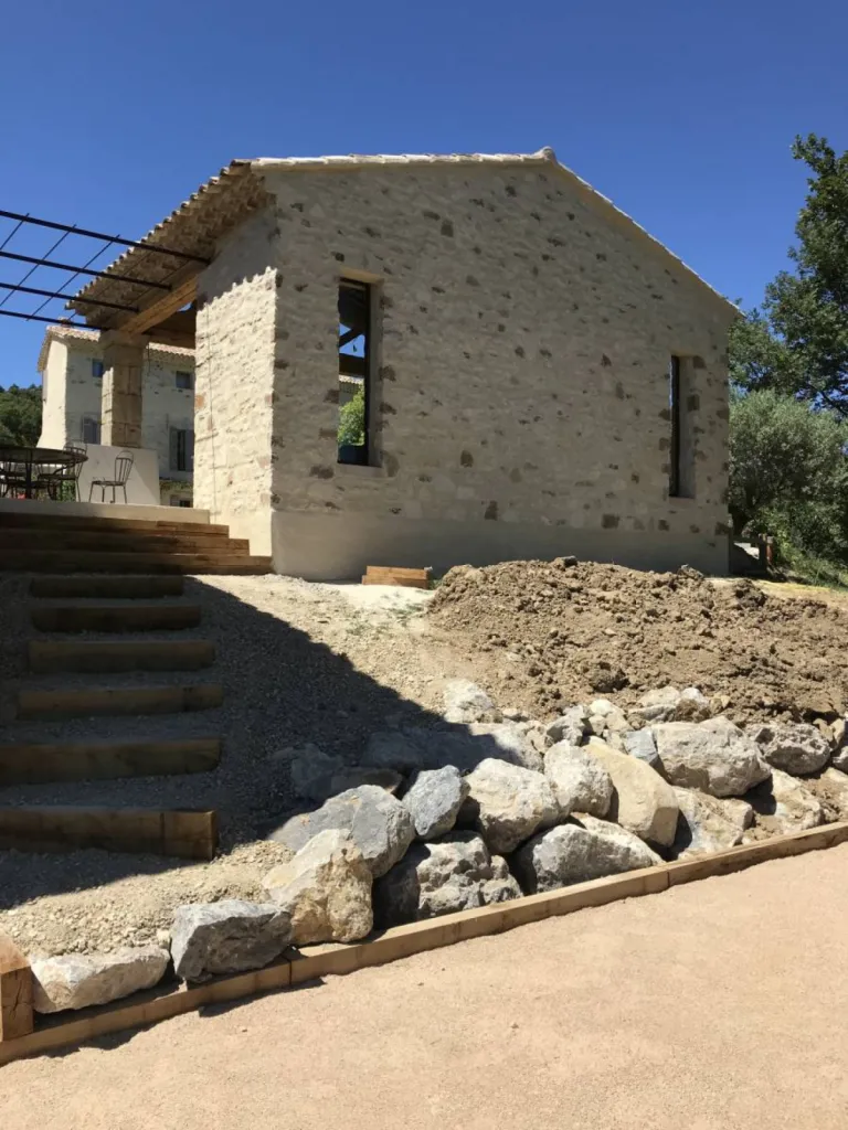 Boulodrome treille abri jardin en pierre par ©inspirationsdinterieurs