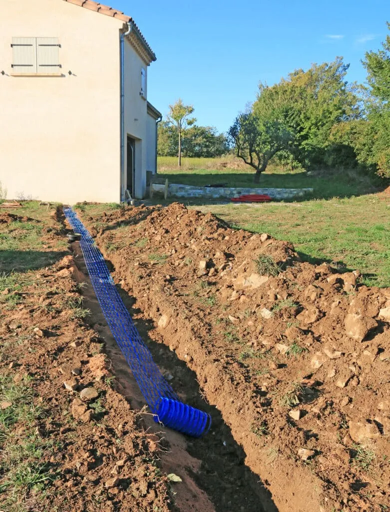 Installer un système d'assainissement individuel performant avec pose de micro-station et tranchées d'épandage pour habitat autonome à Muret et Auterive