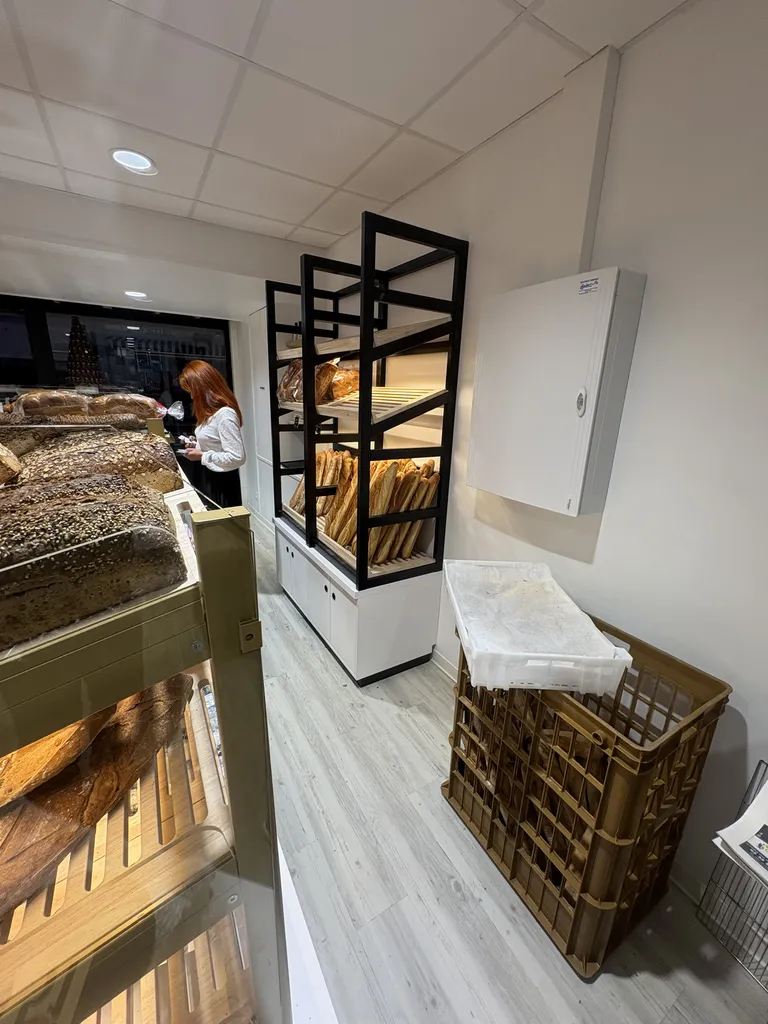 Aménagement intérieur d’une boulangerie avec comptoir en stratifié effet marbre à Fécamp