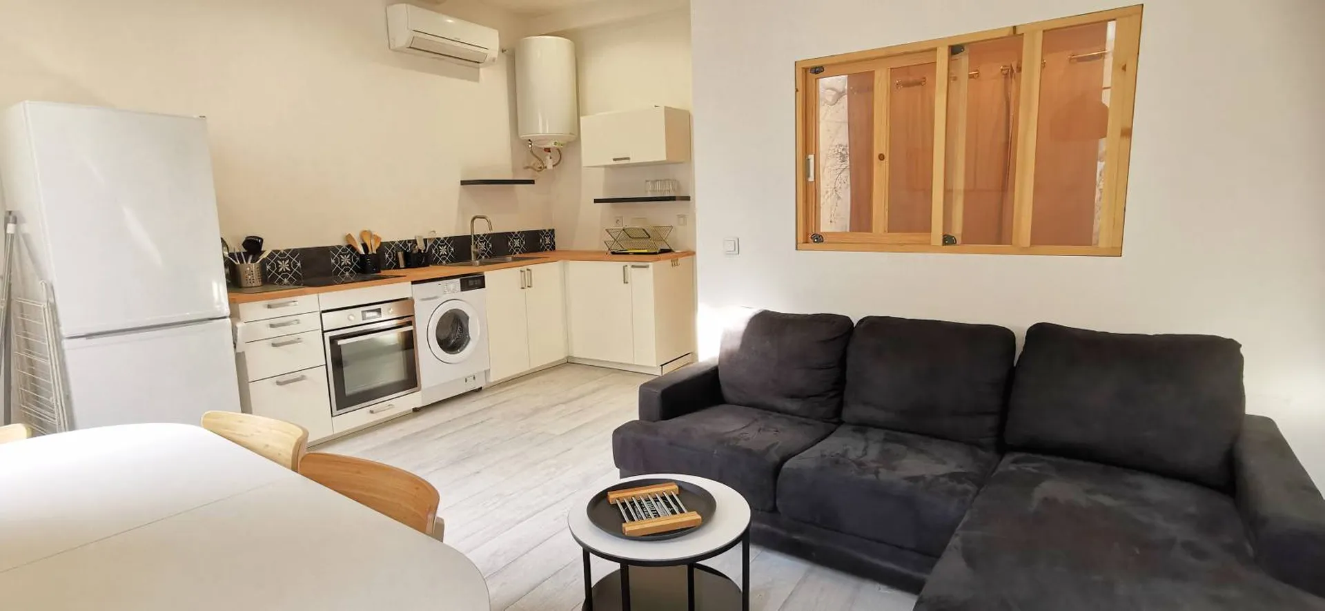 A  vendre immeuble Aubagne centre ville  composé d'un local et 4 appartements