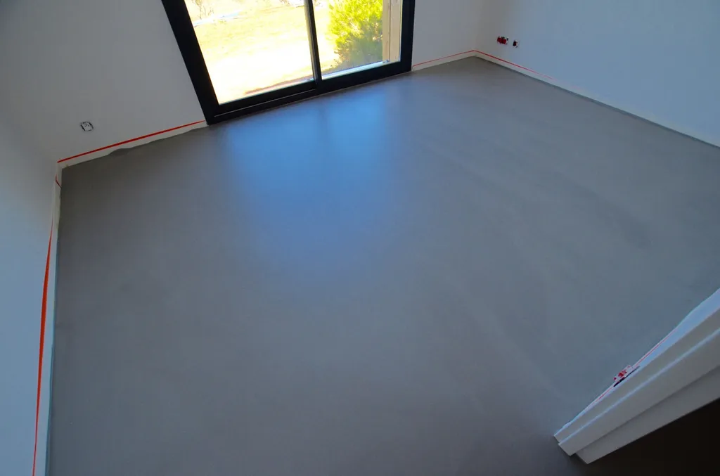 SOL EN BÉTON CIRÉ COULE AVEC UNE CHAPE MINCE FIBRE TEINTE A GEMENOS 13