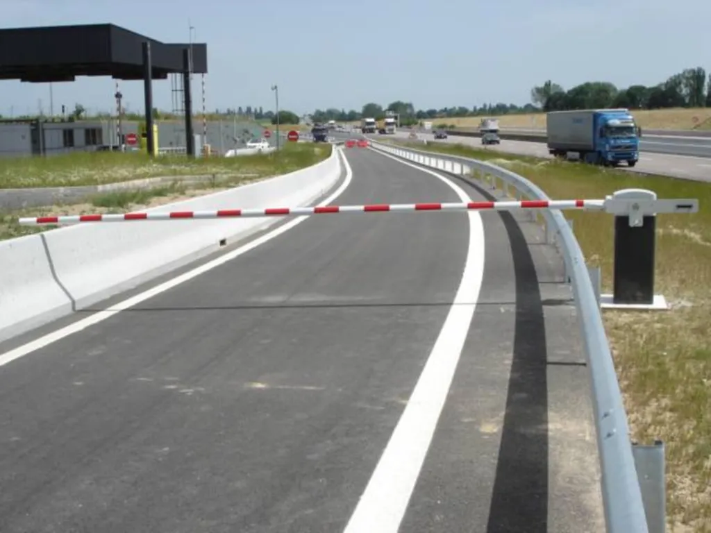 Pose de barrière levante sur accès d'autoroute en Normandie