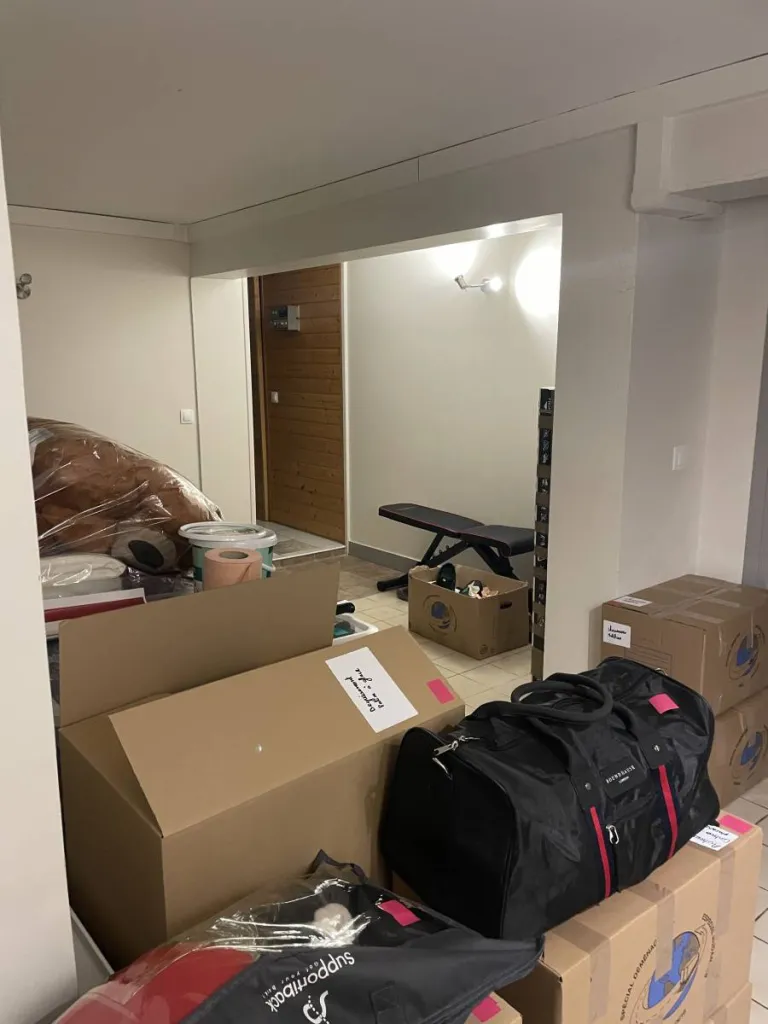 Intérieur d'un appartement bien parisien pret à être déménager 