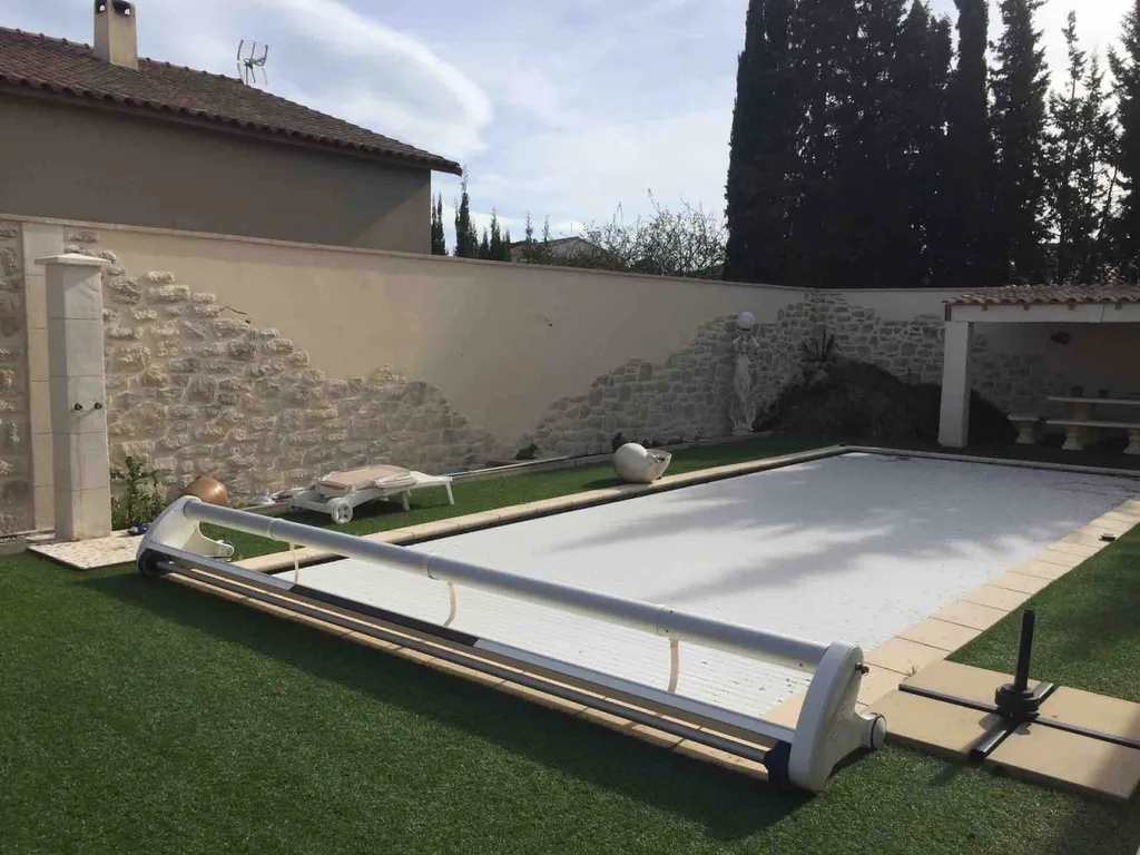 Tour de piscine en cascades de pierres technique bi-couche à Gigean dans l'Hérault