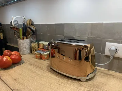 Réception de pose d'une cuisine blanche et bois avec entrée et living assortis près de Six Fours