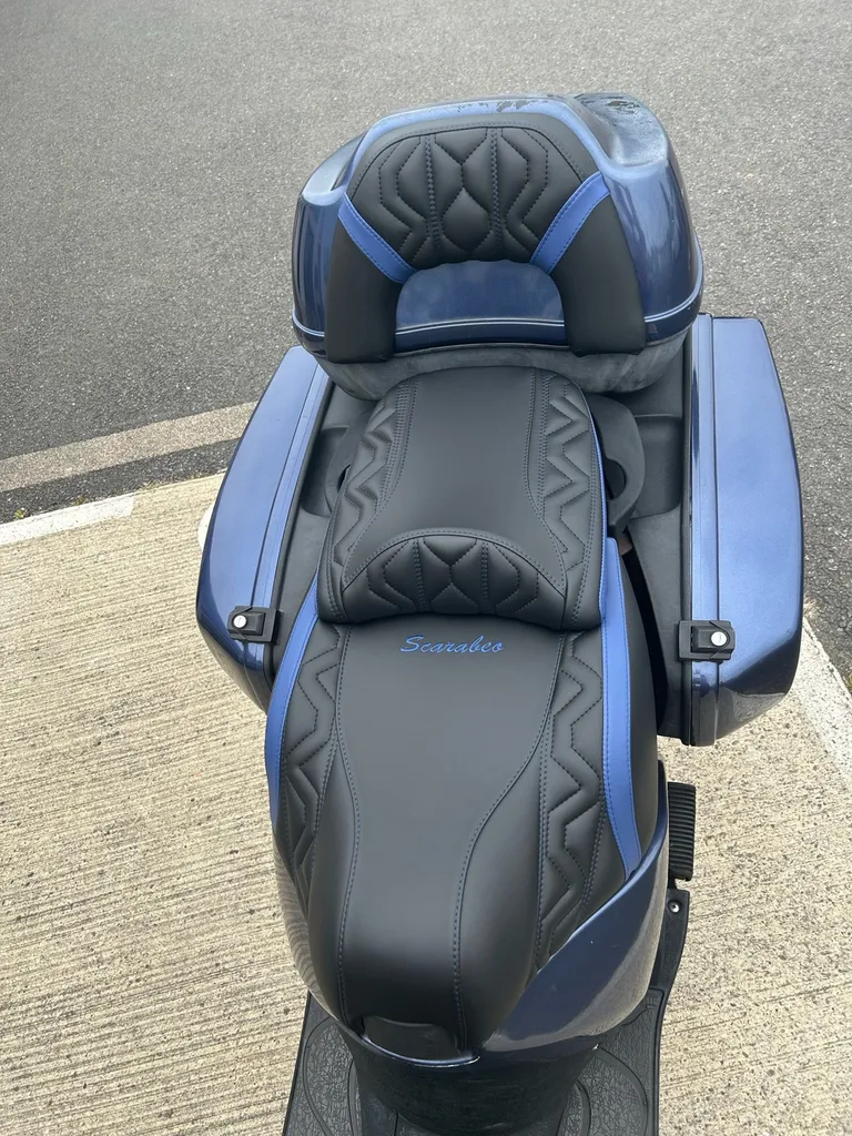 Conception et restauration de selle de scooter Scarabeo réalisées par Passion Couture, expert en sellerie deux-roues autour de Bordeaux