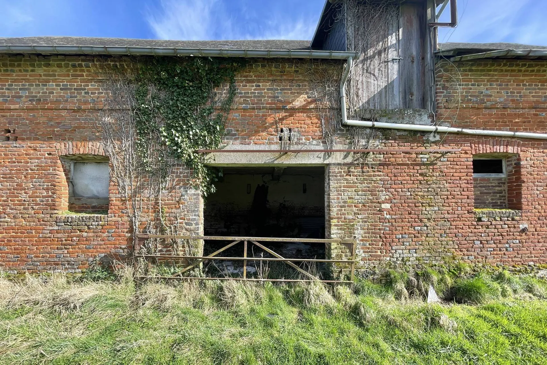 Immobilier à rénover : À vendre à proximité de Dieppe : Bâtiment brut à réinventer selon vos envies, dans un environnement calme.