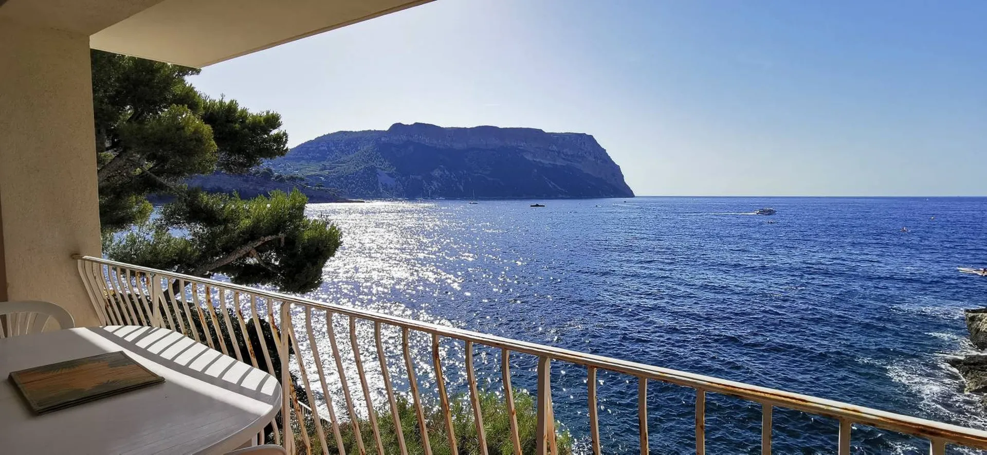 Cassis -   Pieds dans l'eau pour ce T3 avec terrasse vue mer, parking et jardinet privatif