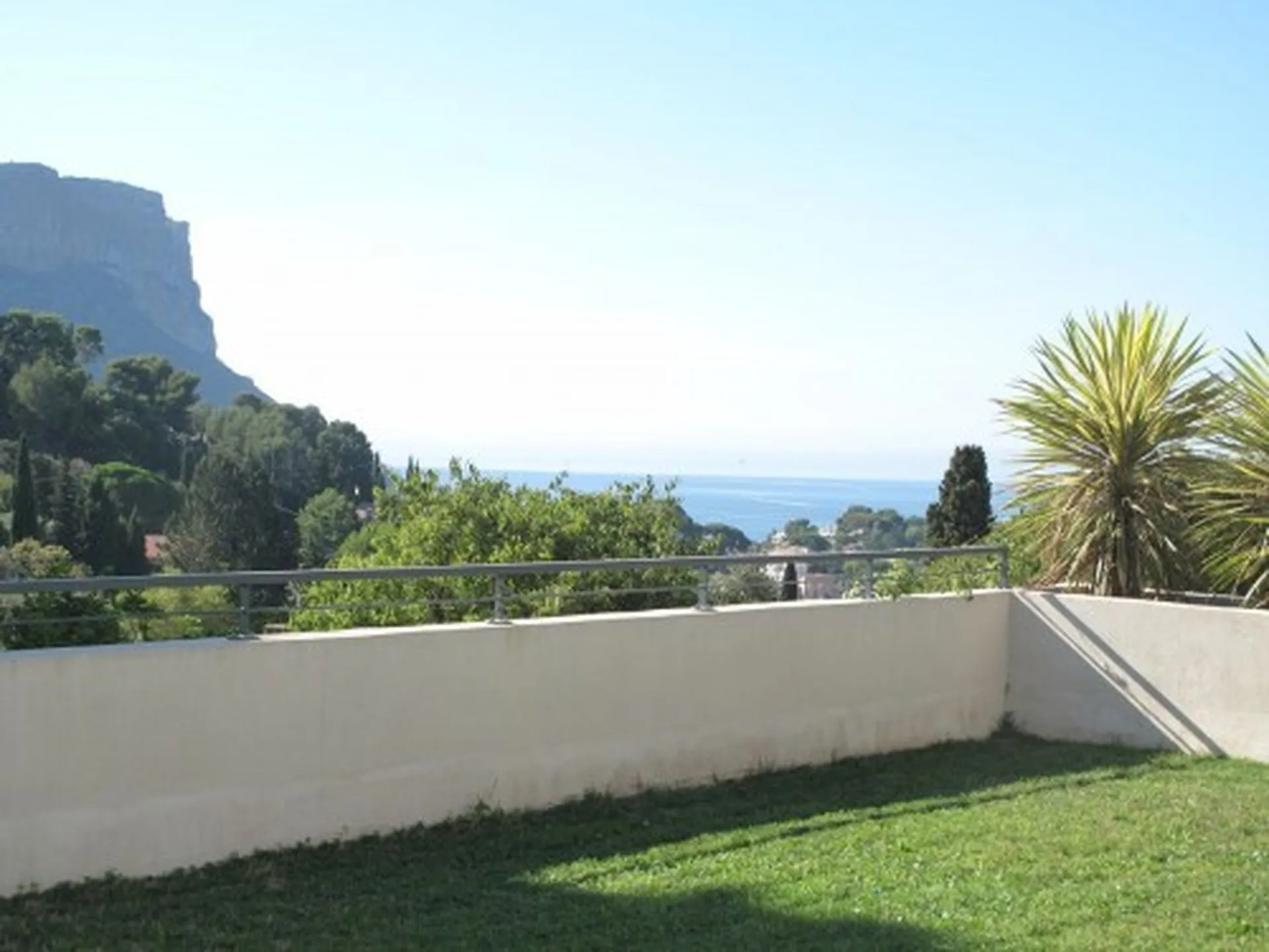 A vendre appartement en duplex 4 Cassis dans résidence neuve avec solarium, vue mer et jardin