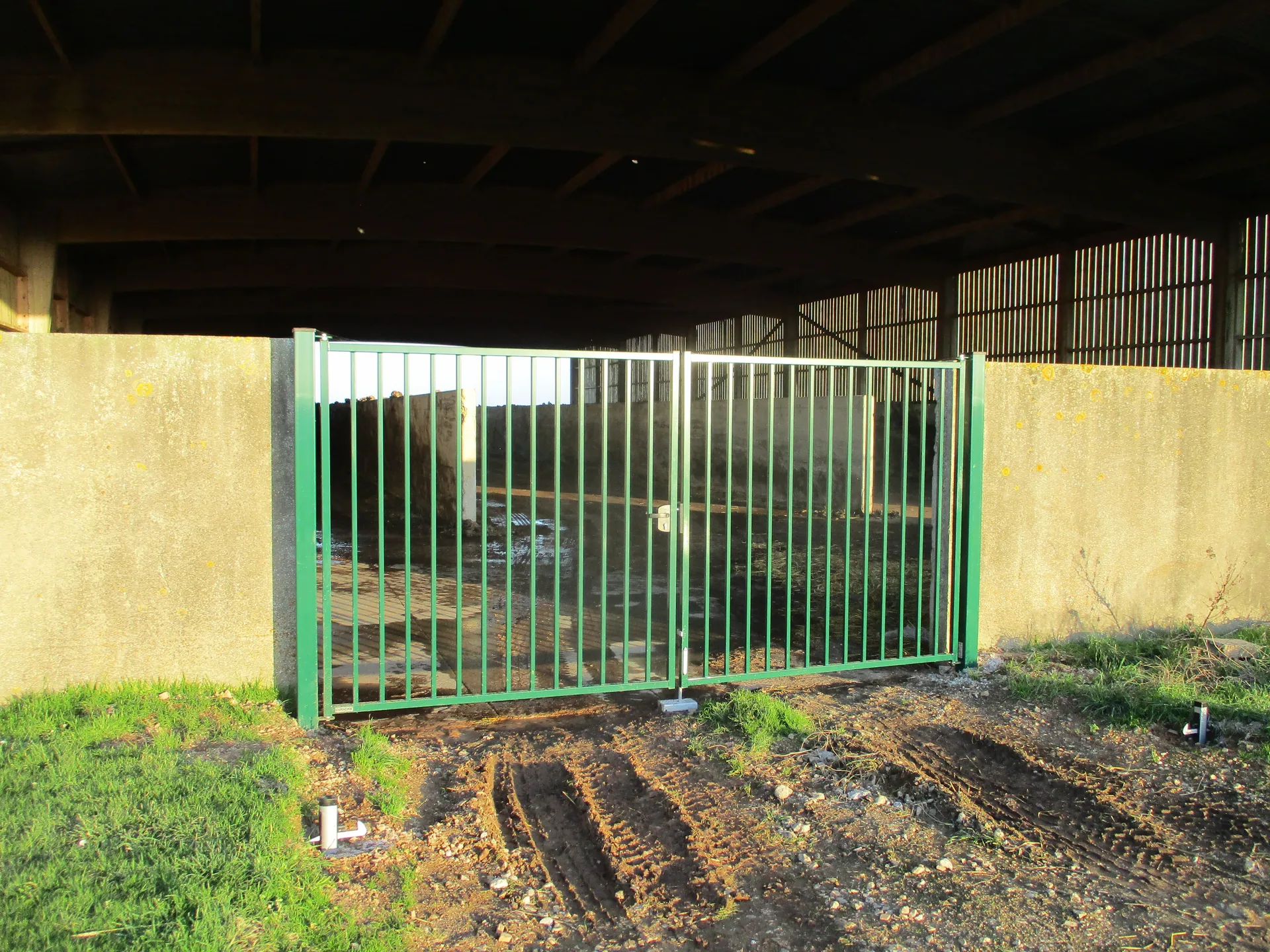 Installation de Portail champêtre en métal à deux vantaux, Fermetures de propriétés et Barrières de délimitation à Elbeuf dans la Seine-Maritime 76 et ses Alentours